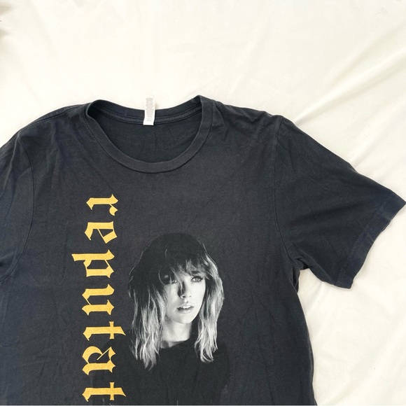 Taylor Swift Reputation Stadium Tour Grey Gold Short Sleeve Crew Neck Shirt Med - Picture 2 of 6